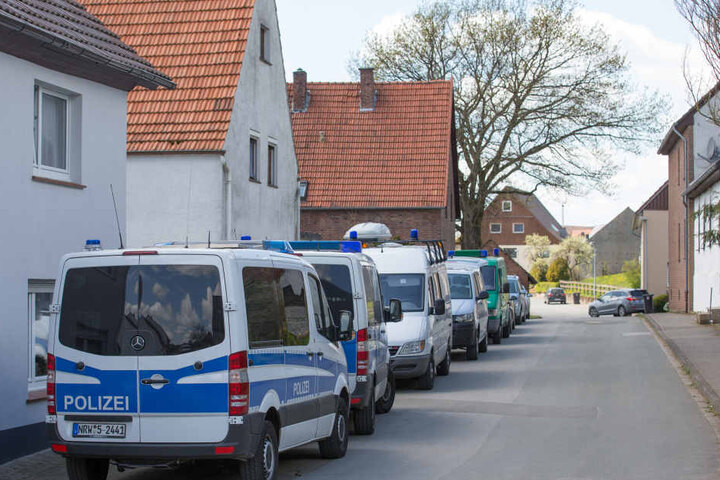 Gleich mehrere Polizeiautos standen am 4. Mai vor dem Horror-Haus.