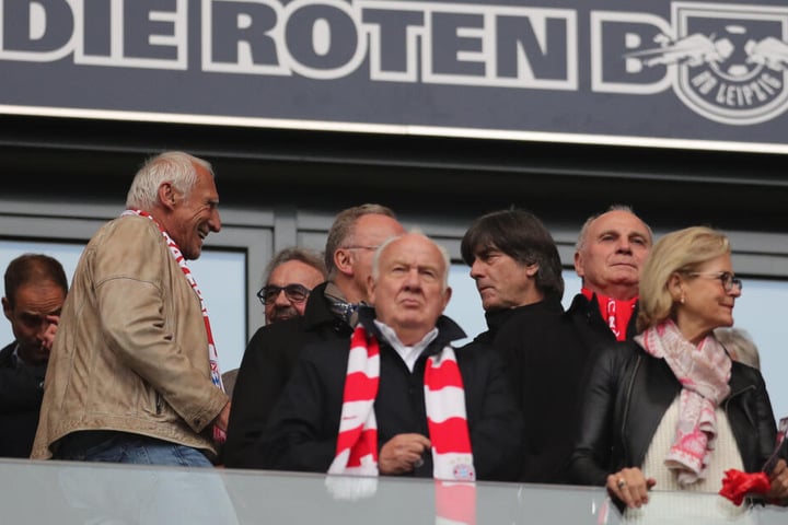 Von der VIP-Tribüne aus verfolgten Red-Bull-Mäzen Dietrich Mateschitz (l.) und Fußball-Bundestrainer Joachim Löw (3.v.r.) das Bundesliga-Topspiel in Leipzig.