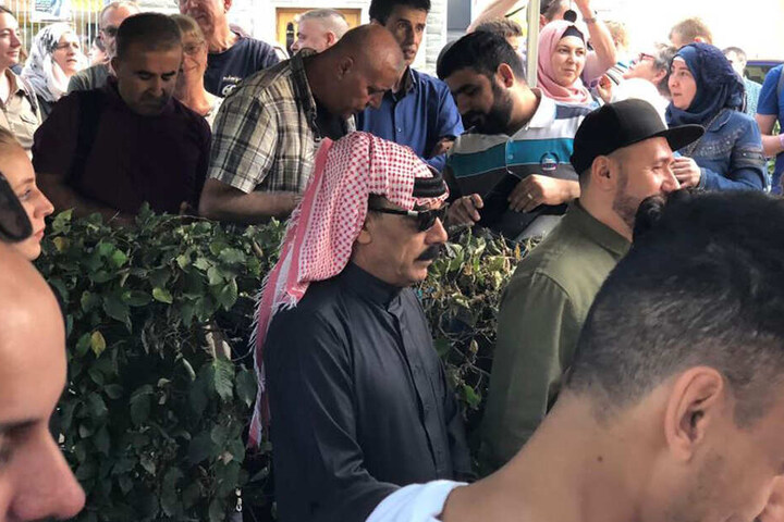Omar Souleyman mit Kufiya und Sonnenbrille am Johannisplatz.