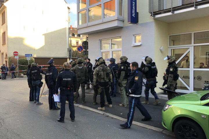 Das SEK hat das Gebäude umstellt, während der Bereich um die Firma großflächig abgesperrt wurde.