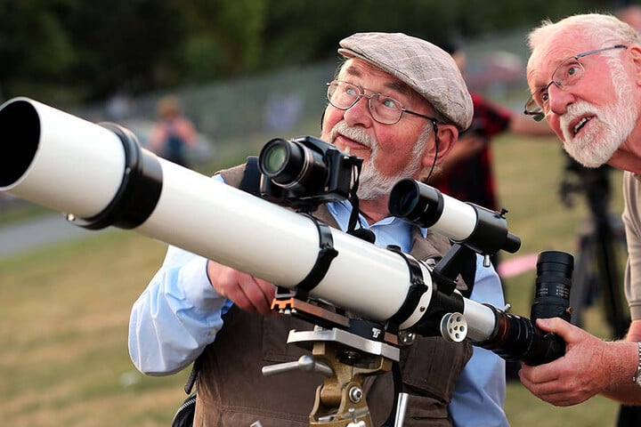 Von 17 bis 24 Uhr treffen sich am Samstag Hobby-Astronomen zum Sternengucken. (Symbolbild)