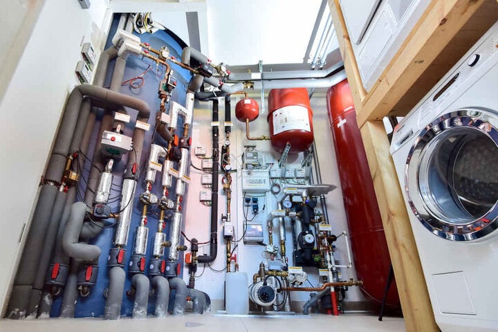 Wärmespeicher: Im Heizungsraum wird die Solarthermie in den 9000 Liter fassenden Langzeit-Wärmespeicher geleitet. Über eine Art Tauchsieder-System wird das Wasser darin erhitzt. Die Waschmaschine bezieht von hier ihr warmes Wasser.
