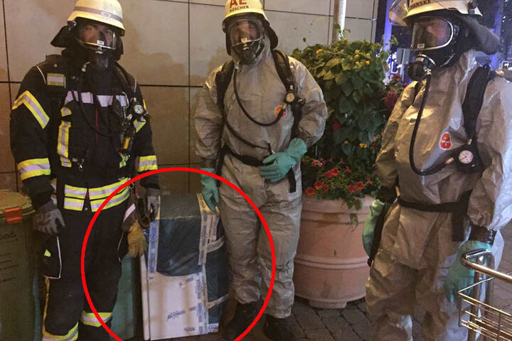Der Kühlschrank wurde von den Feuerwehrmännern in einen Plastiksack gepackt.