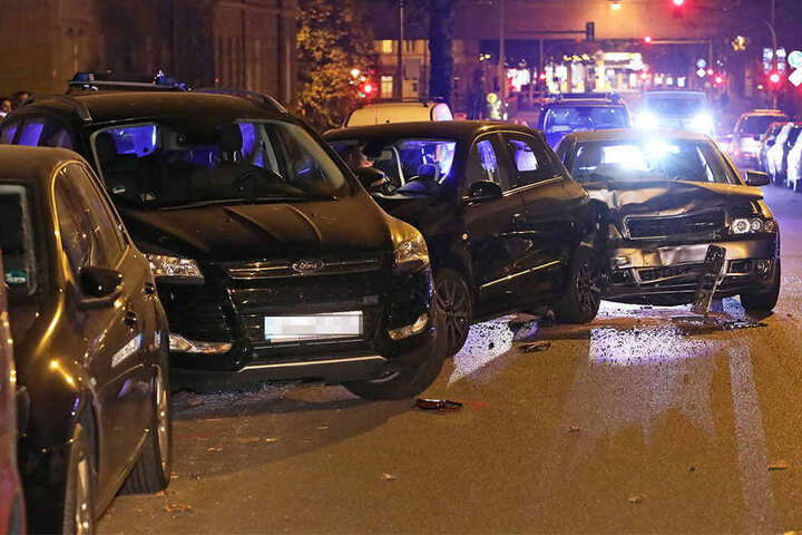 Infolge des Aufpralls wurde der Renault (Mitte) auf das parkende Auto geschoben.