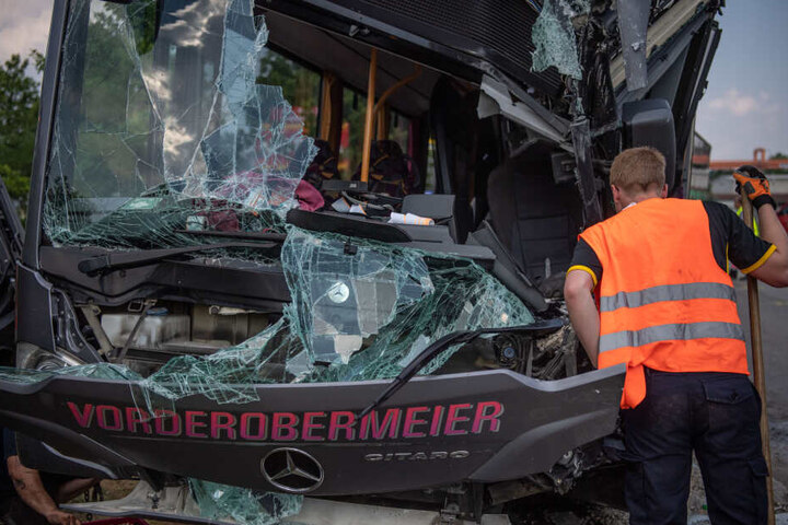 Beim Zusammenstoß des Busses mit einem Laster wurden 27 Menschen verletzt.