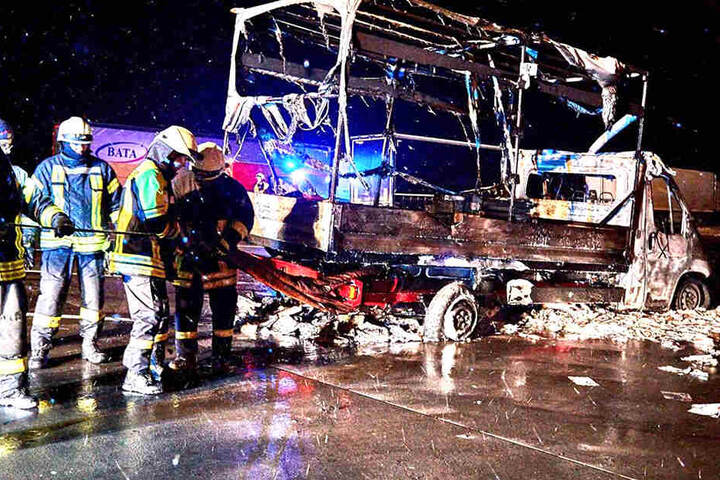 Die Feuerwehr löschte den Brand mit Wasser.