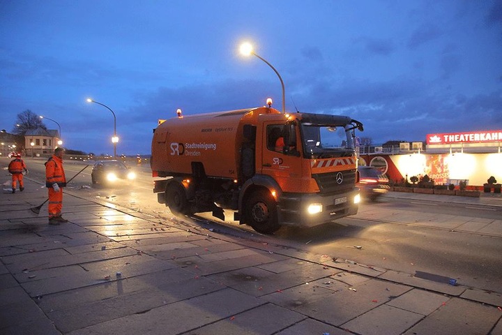 Schichtbeginn am Neujahrsmorgen am Terrassenufer: Ab sieben Uhr setzte langsam die Dämmerung ein. Bis zu 25 Tonnen Silvesterabfälle karrten die Reinigungskräfte am Neujahrstag zusammen.
