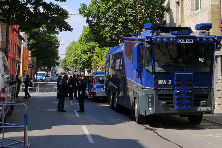 Ein Wasserwerfer stand bereit.