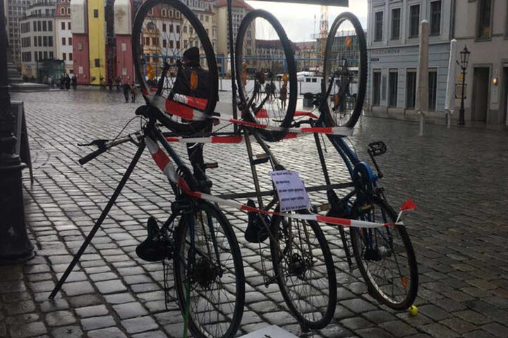 Die drei Fahrräder stehen direkt neben der Frauenkirche.