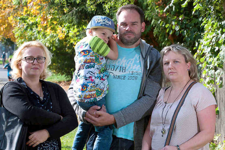 Leerer Spielplatz: Die Eltern Nanette Böhme (37.,r), Thomas Heckmann (43) mit Sohn Theo (4) und Stadträtin Solveig Kempe (36, CDU) sind frustriert.