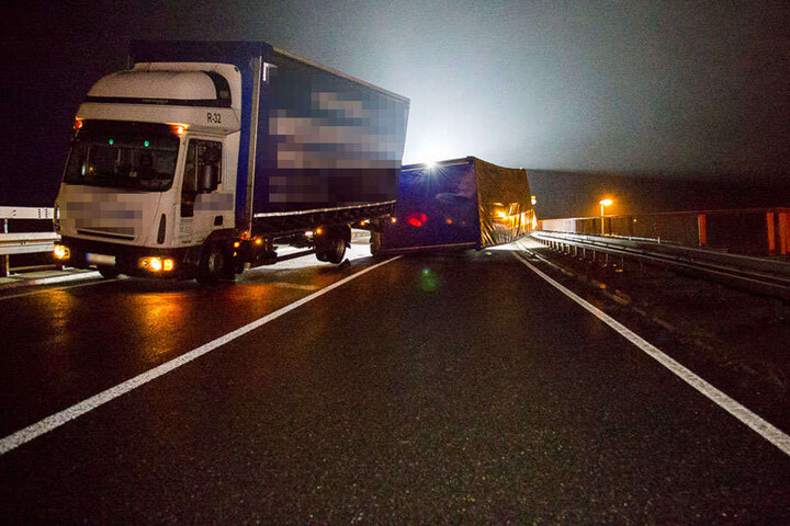 Durch den Sturm kippte der Anhänger des Lkw um und blockiert die B174.