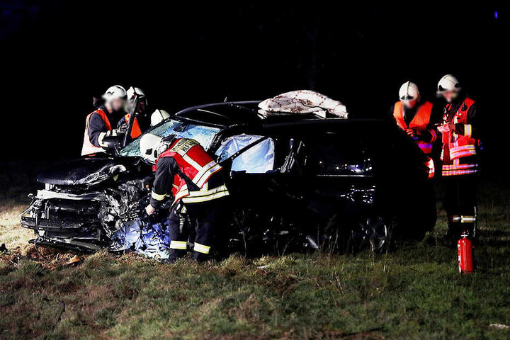 Sowohl dieses als auch das andere Auto wurden bei dem Crash stark beschädigt.