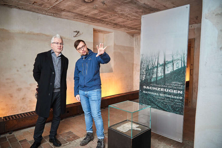 Gedenkstätten-Referent Hagen Markwardt (37, r.) erklärt TAG24-Reporter Torsten Hilscher (51) die Ausstellung im Keller.