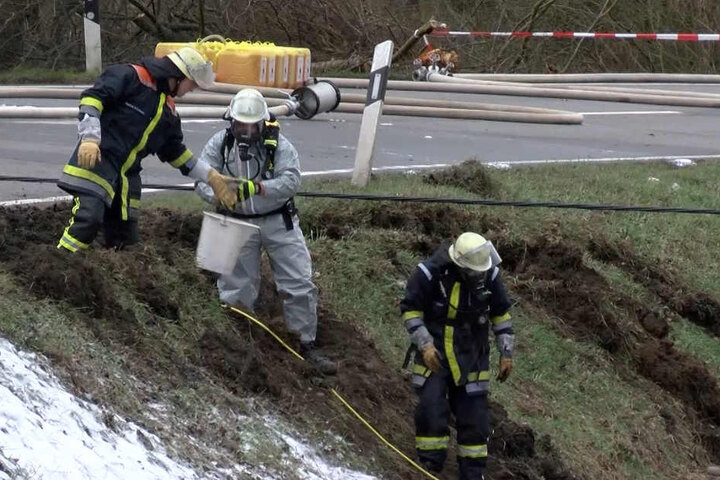 Hochexplosives Kerosin musste von der Feuerwehr aus dem Tank gepumpt werden.