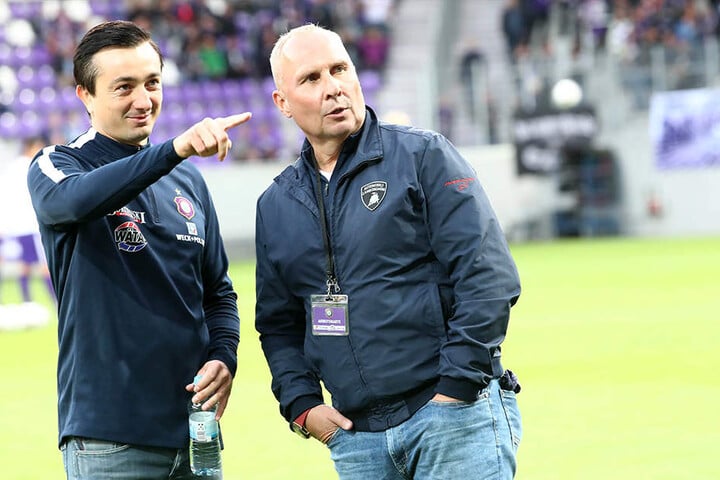 FCE-Trainer Daniel Meyer (l.) zeigt Präsident Helge Leonhardt einen seiner Streichkandidaten - Maximilian Pronichev wird die "Veilchen" wohl im Winter verlassen.