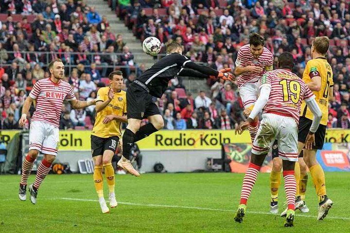 Auch wenn es fürs Ergebnis (1:8) nicht mehr relevant war: In Köln sprang Dynamo-Keeper Markus Schubert (M.) am Ball vorbei. Das passierte ihm auch zuletzt gegen Kiel.