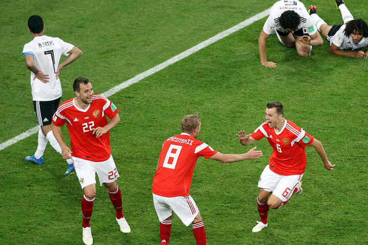 Russland nach dem Treffer zum 2:0 aus dem Häuschen. Die Ägypter liegen ratlos am Boden.