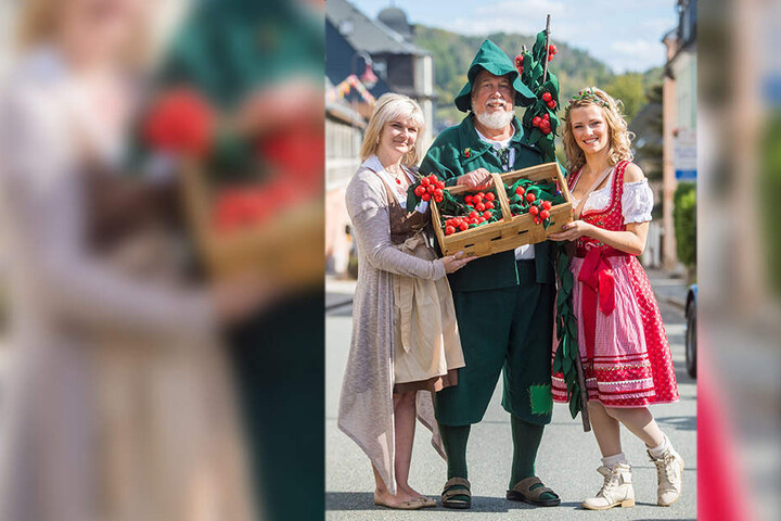 Diese Dreifaltigkeit wird es nicht mehr geben: Vugelbeerprinzessin Lehmann, -mannel Siegfried Bergk (69, M.) und die amtierende -königin Nadine Wagner (20, r.) beim letzten "Vugelbeerfast".