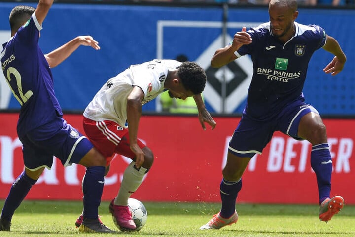 Jeremy Dudziak (Mitte) versucht sich gegen Anderlechts Anour Ait El Hady (links) und Vincent Kompany durchzusetzen.