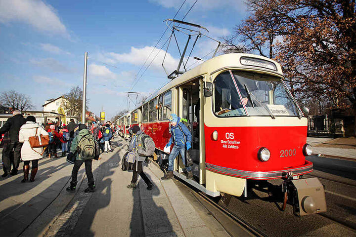 Die Fünftklässler durften in einer historischen Tatra-Bahn zu ihrer neuen Schule fahren.