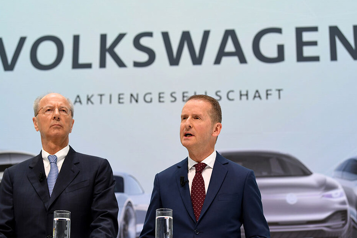 Sowohl Herbert Diess (r.) als auch Hans Dieter Pötsch (l.) behalten zunächst ihre Posten beim Wolfsburger Autobauer.