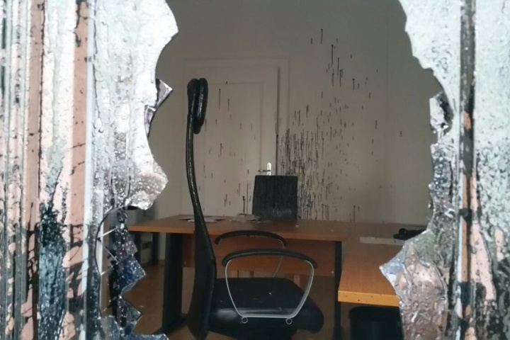 Eine teerähnliche Flüssigkeit im Inneren des Büros.