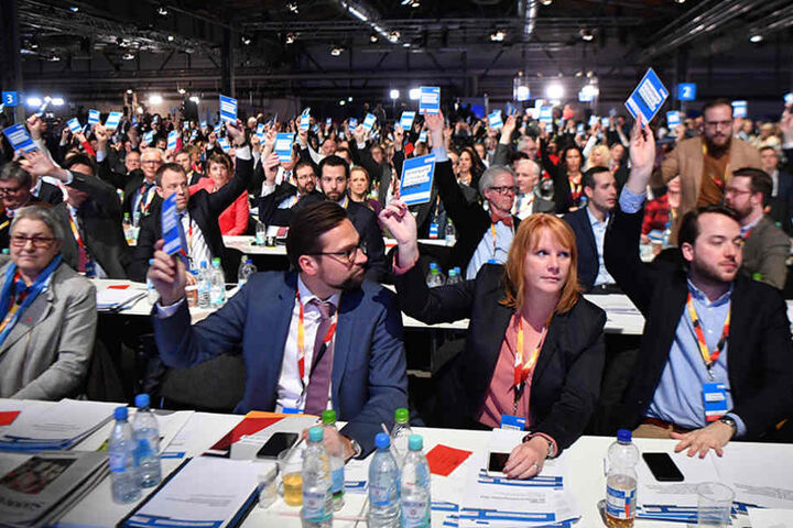 Die CDU-Delegierten stimmen beim 30. Parteitag der Christlich Demokratischen Union Deutschlands (CDU) ab.