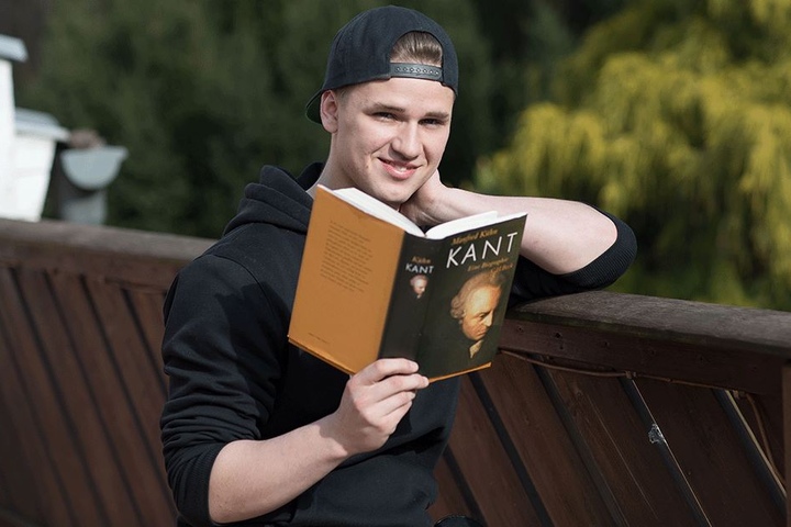 Neben Schule und Musik soll die Freizeit nicht zu kurz kommen. Zu Hause liest der Schüler auch gern mal ein Buch zur Entspannung.