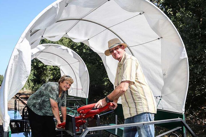Die Draisinen lassen mittels Fahrrad-Pedalen oder Hebel bedienen: Die Eltern der Betreiber, Uta (63) und Werner Schwanebeck (64), zeigen wie es geht.