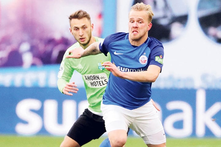 Wieder fit! Jan Koch (hint., gegen den Rostocker Marcel Hilßner) ist im Spanien-Camp mit von der Partie.