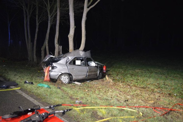 Der Fahrer war auf der B58 im Kreis Wesel gegen einen Baum geprallt.