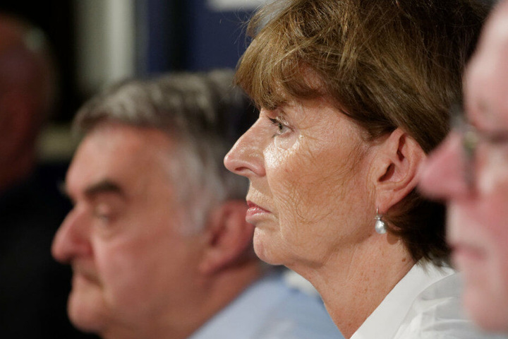 NRW-Innenminister Herbert Reul und Oberbürgemeisterin Henriette Reker im Bürgergesrpäch nur wenige Meter vom Tatort entfernt.
