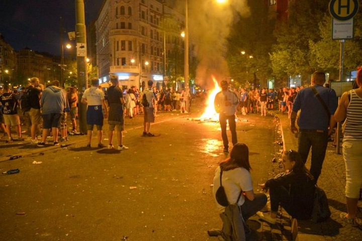 Am Hasselbachplatz feierten zunächst ca. 2000 Menschen friedlich - bis die Situation eskalierte.