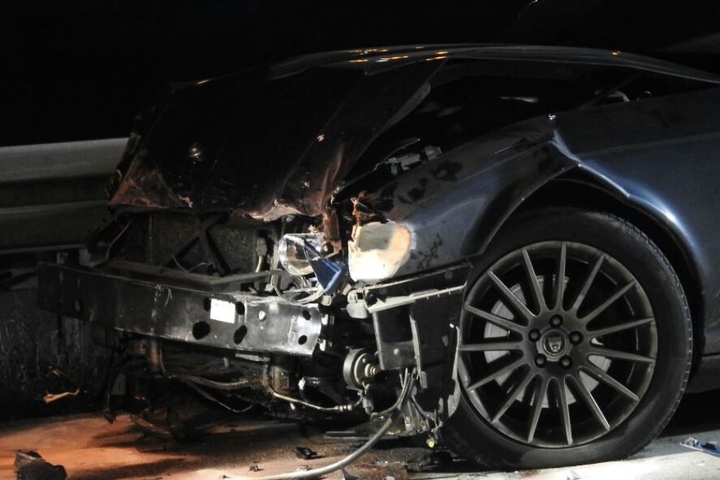 Die Schnauze des Jaguar wurde bei dem Crash komplett zertrümmert.