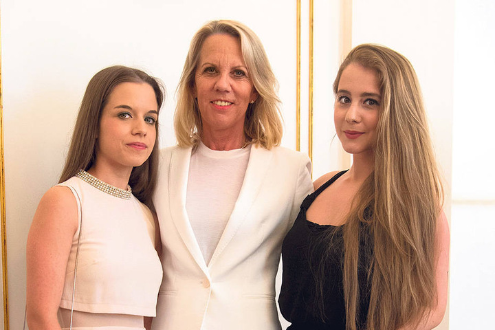 Frank Elstners Ehefrau Britta (53, Mitte) mit den Töchtern Lena (25) und Enya
(20).