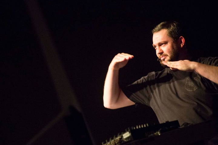 Immer den Kontakt zum Publikum: DJ Fritz Kalkbrenner sorgte für ordentlich Stimmung in der Thüringenhalle.