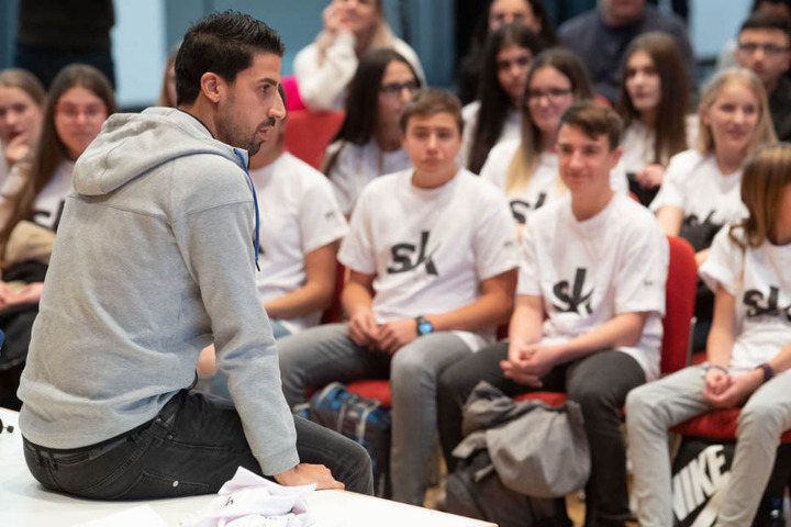 Den 50 Jungs und Mädchen stand Khedira Frage und Antwort.