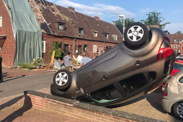 Ein Auto flog durch die Luft und kam auf dem Dach liegend zum Stehen.