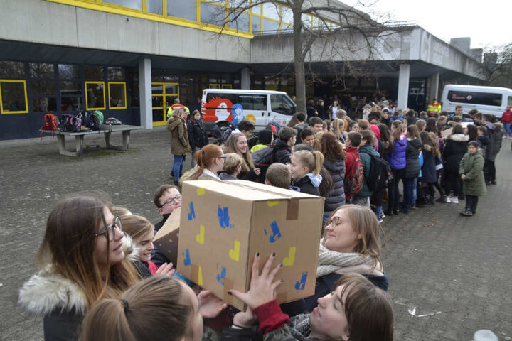 Was wohl da drin ist? Ein oder mehrere rumänische Kinder werden es herausfinden.
