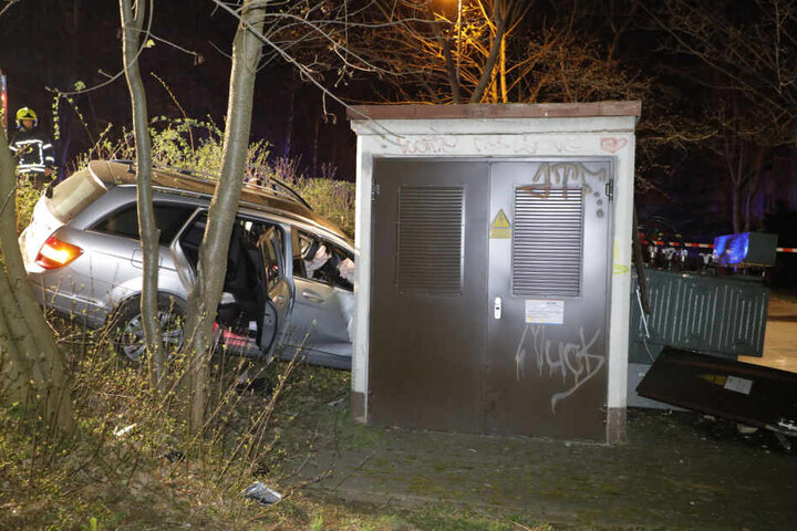 Die Insassen des Mercedes wurden bei dem Unfall verletzt.