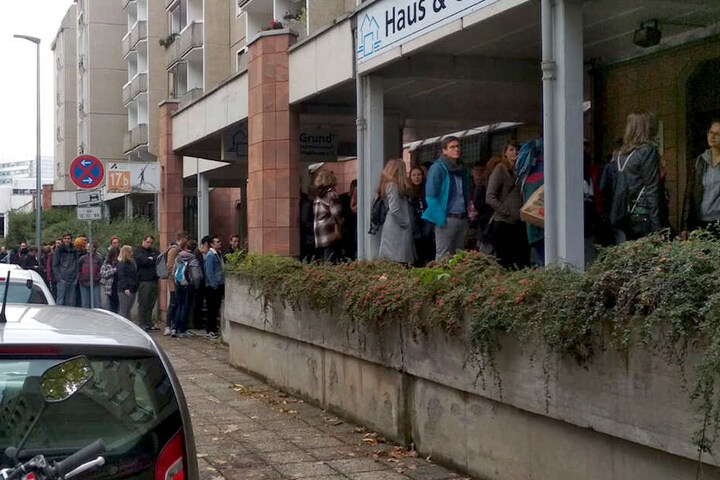 Die Warteschlange reicht schon bis auf die Straße.