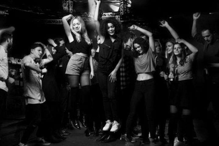Die DJs von 1LIVE wollen die Meute zum Toben bringen.