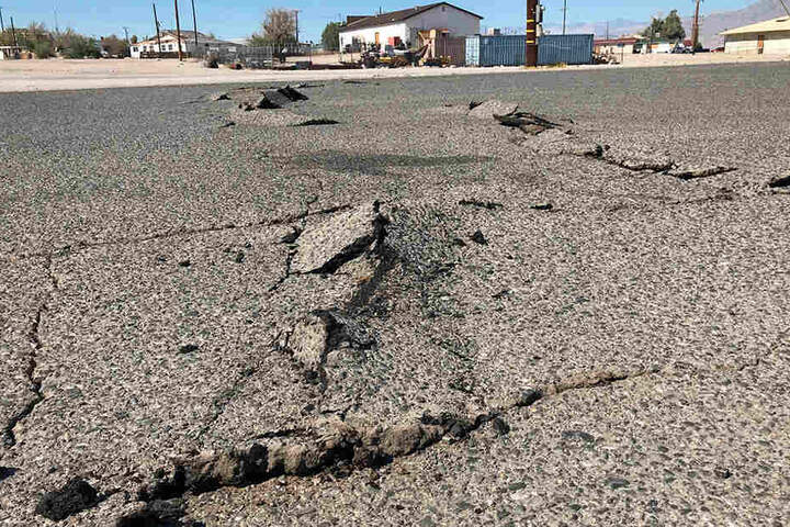 In Trona wurde eine Straße durch das Erdbeben beschädigt.