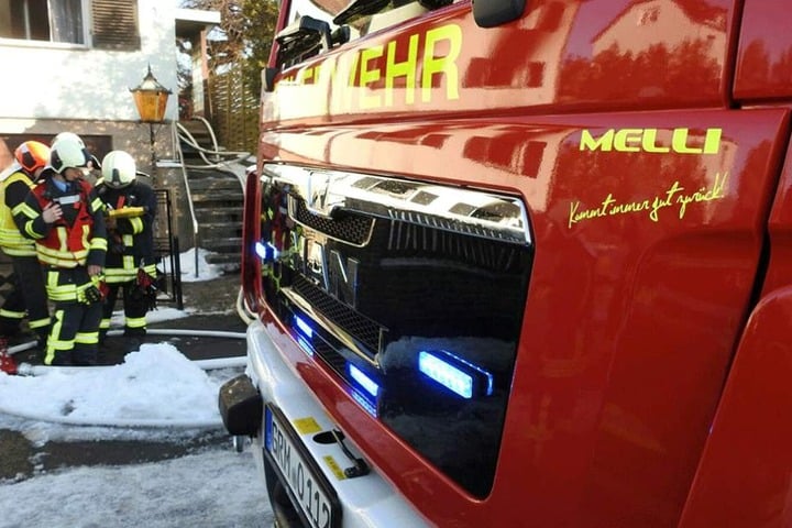 "Kommt immer gut zurück" steht unter dem Namen "MELLI" auf der neuen Feuerwehr. Patin des Löschfahrzeugs ist Ex-Dschungelkönigin Melanie Müller.