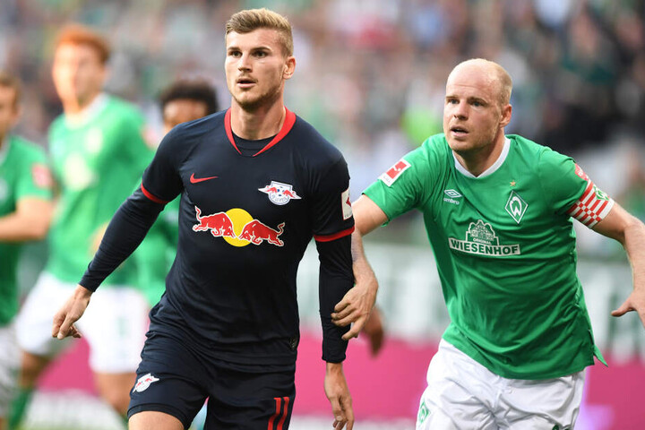 Timo Werner(l.) im Zweikampf gegen Bremens Davy Klaassen. Am Samstag möchten die Leipziger wieder drei Punkte im eigenen Stadion behalten.