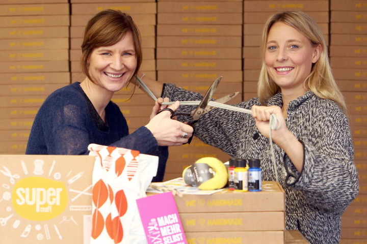 Liefern Bastelsets in alle Welt: Catharina Bruns (36, l.) und Sophie Pester
(33