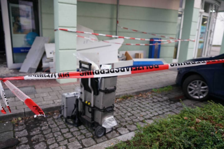 Der Bereich rund um die Bank wurde abgesperrt.