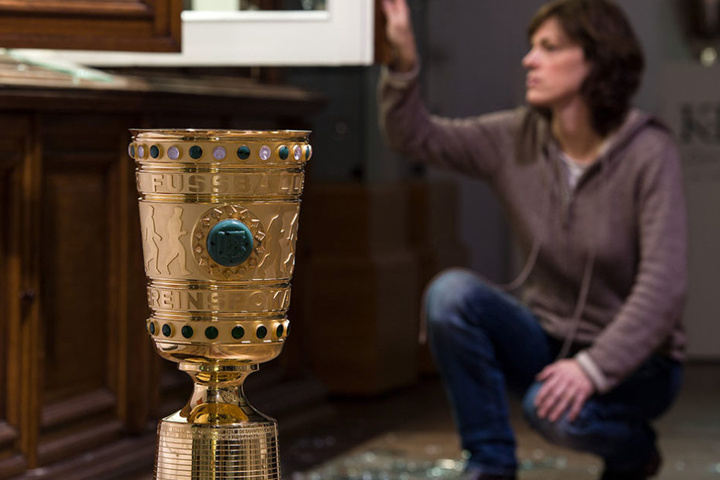 Zwei Reproduktionen des DFB-Pokals wurden gestohlen.