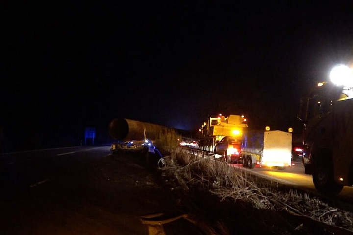 Das 75 Tonnen schwere Stahlrohr hat sich durch die Mittelleitplanke auf die Gegenfahrbahn geschoben.