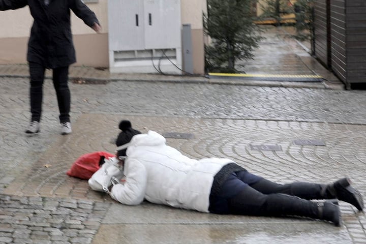 Keine Chance auf spiegelglatten Wegen: So wie hier in Zwönitz stürzten zahlreiche Menschen infolge des Blitz-Eises.